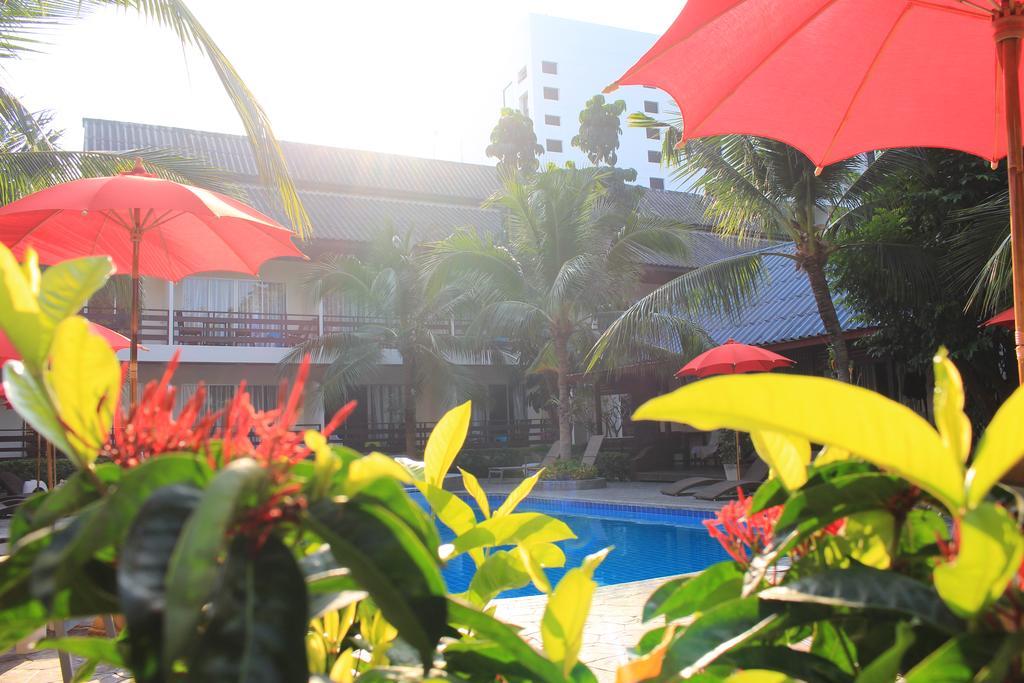 The Beach Garden Resort Pattaya Exterior photo