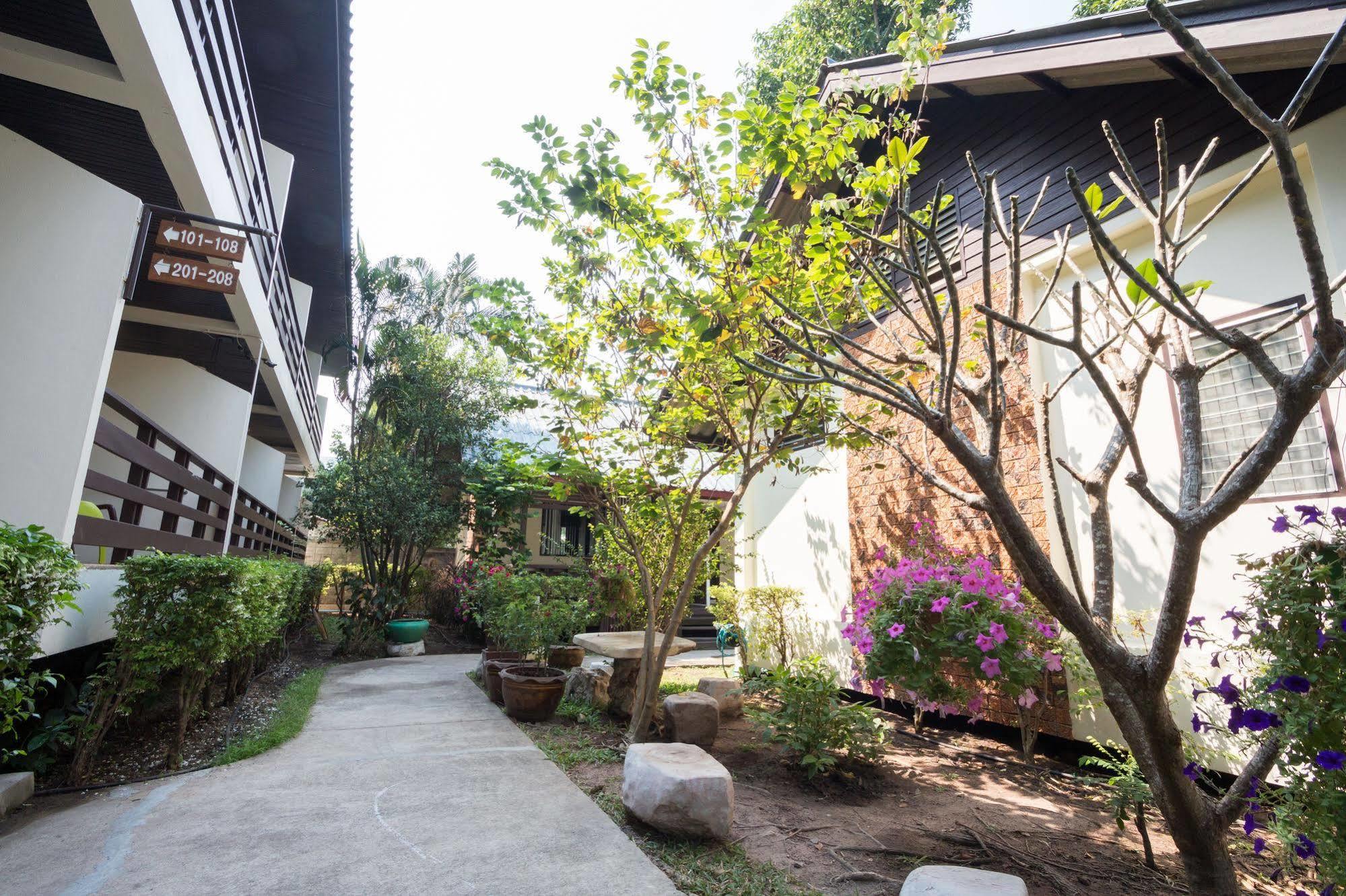 The Beach Garden Resort Pattaya Exterior photo