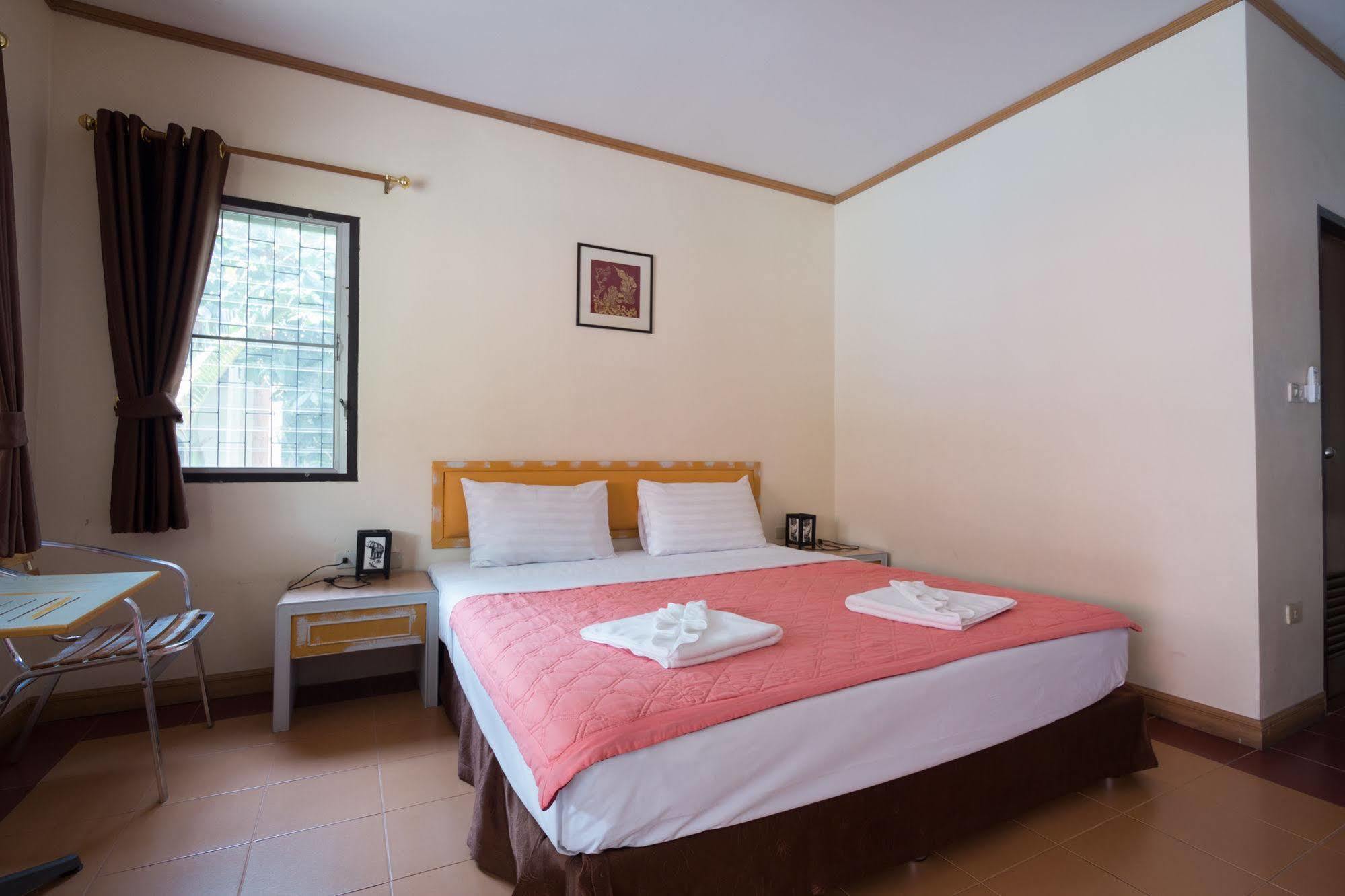 The Beach Garden Resort Pattaya Exterior photo