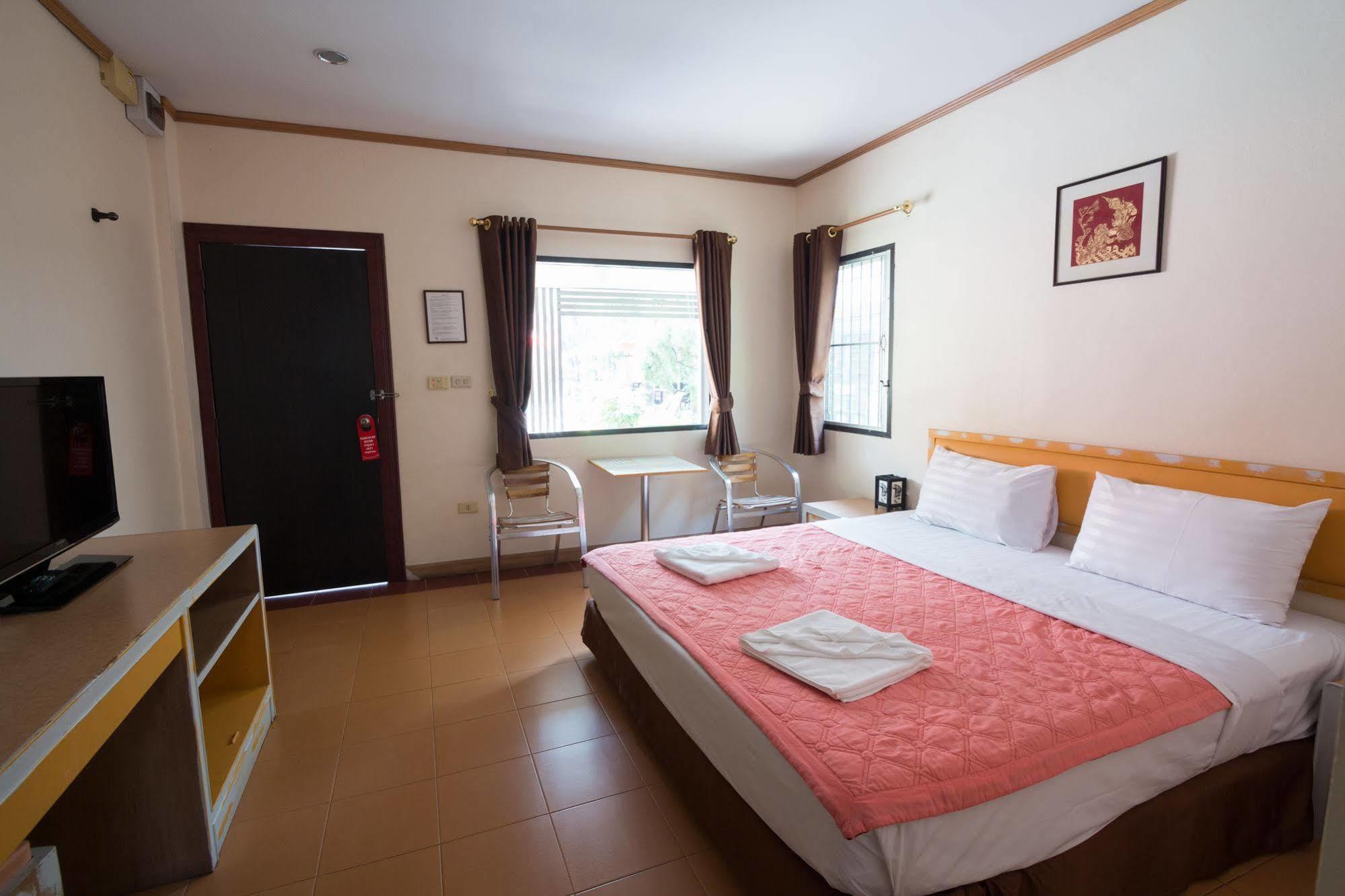 The Beach Garden Resort Pattaya Exterior photo