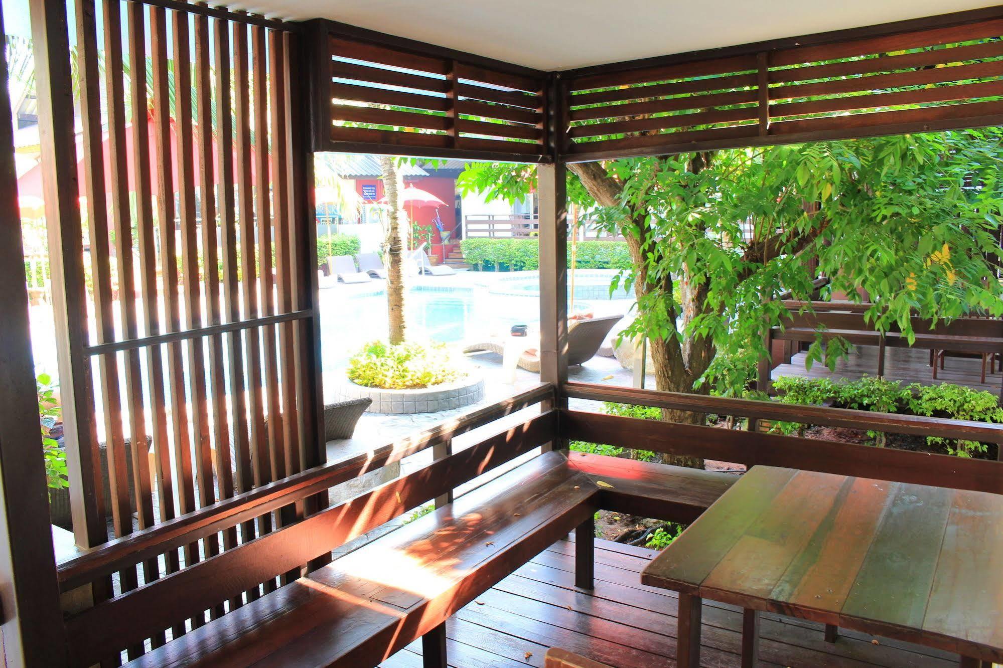 The Beach Garden Resort Pattaya Exterior photo