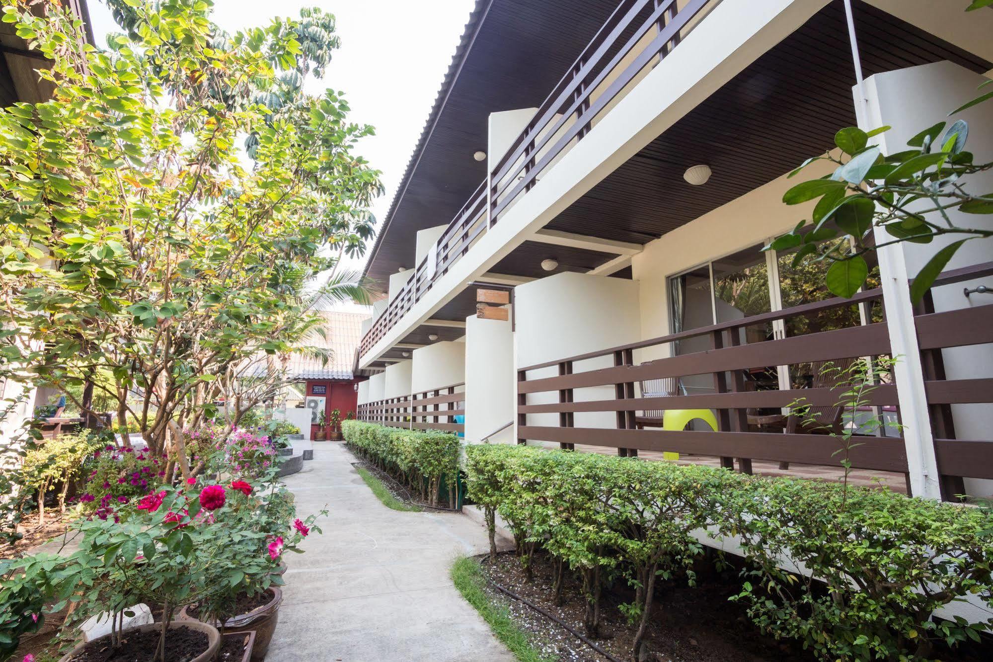 The Beach Garden Resort Pattaya Exterior photo