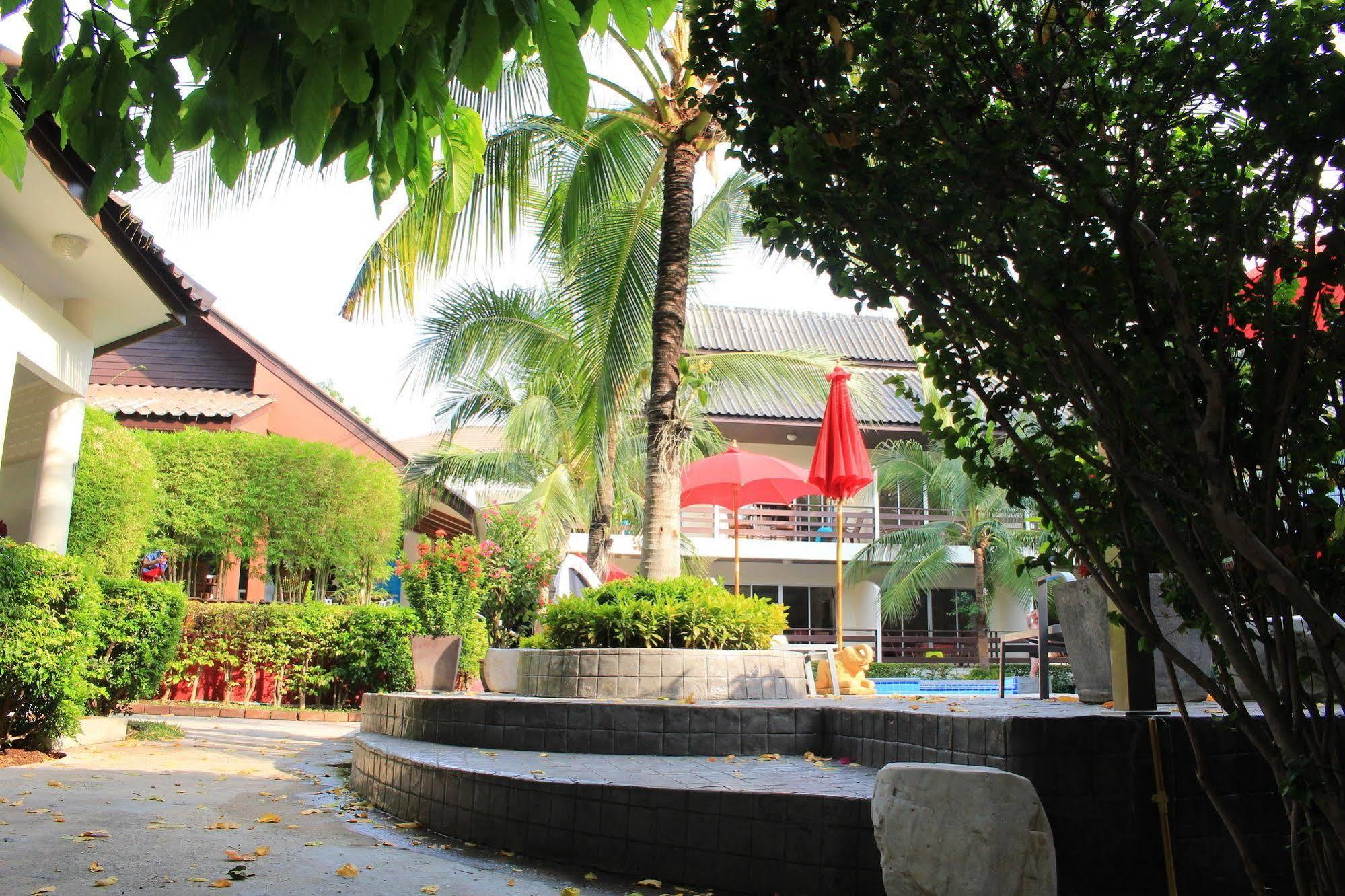 The Beach Garden Resort Pattaya Exterior photo